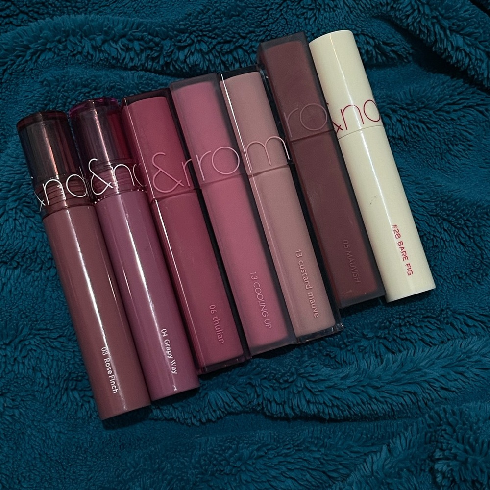 Romand lip set